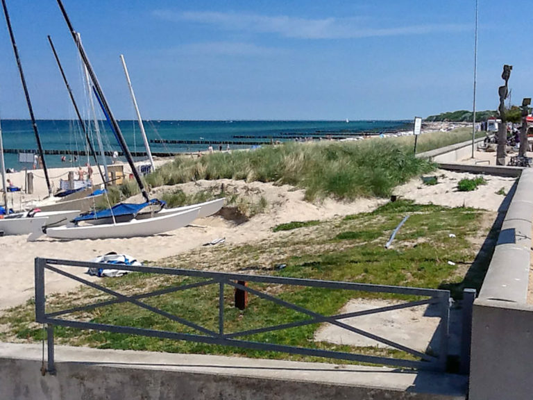 Ostseestrand mit Segelbooten