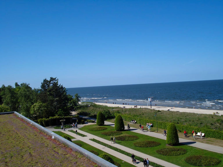 Ostseepark mit Blick aufs Meer
